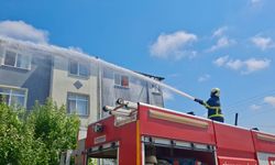 Sinop'ta bir apartmanın çatısında çıkan yangın söndürüldü