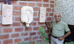 Sinop'ta emekli eğitimci sahilde bulduğu taşları yontarak insan figürleri yapıyor