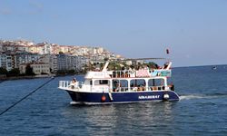 Sinop'ta turistler gezi tekneleri ile kenti denizden görme fırsatı buluyor