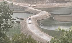 Tokat'ta baraj yatağı içinde bulunan yol suların çekilmesiyle kullanılabiliyor