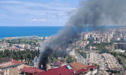 Trabzon'da mobilya atölyesinde çıkan yangına müdahale ediliyor