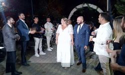 ABD'li kadınla evlenen Türk damat, vize engeline takılan ailesine memleketinde düğün yaptı