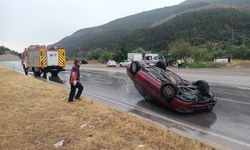 Amasya'da devrilen otomobildeki 2 kişi yaralandı