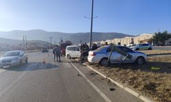 Amasya'da hafif ticari araç ile otomobilin çarpıştığı kazada 1 kişi yaralandı