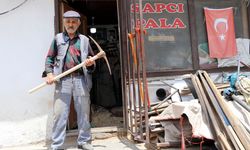 Boş durmamak için başladığı kazma, kürek ve balta sapı yapma işini meslek edindi