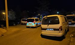 Çorum'da 'dur' ihtarına uymayan araç sürücüsünün çarptığı polis yaralandı