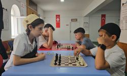 Çorum'da müezzin, hediyeler verdiği çocukların camiyle bağlarını güçlendirmelerine katkı sağlıyor