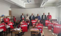 Dodurga Belediye Başkanı Çetinkaya öğrencilere forma hediye etti