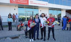 Genç muaythai dünya şampiyonları Bağcı ve Öncel, Bolu'da coşkuyla karşılandı