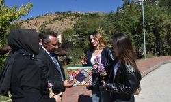 Gümüşhane Üniversitesi'nde öğrenciler çiçekler ile karşılandı