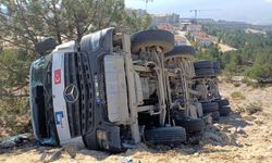 Karabük'te devrilen beton mikserinin sürücüsü yaralandı