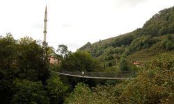 Merhum babasının isteğini yerine getirdi, camiye kolay ulaşmak için asma köprü yaptı