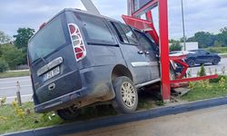 Samsun'da akaryakıt istasyonu tabelasına çarpan hafif ticari araçtaki 3 kişi yaralandı