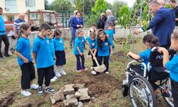 Samsun'da minik öğrenciler ilk derste tohum ve fidan dikti