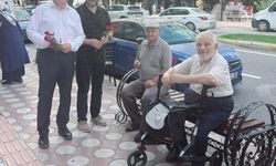 Samsun'da vatandaşlara gül ve hadis kartelası dağıtıldı