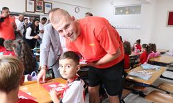 Samsunsporlu futbolcular okula yeni başlayan öğrencilerle buluştu