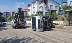 Sinop'ta freni boşalan kamyonet devrildi, sürücü hafif yaralandı