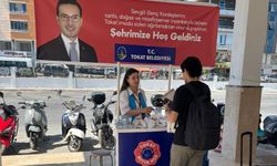 Tokat Belediyesinden üniversiteye kayıt yaptırmaya gelen öğrencilere ikram