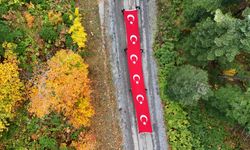 Alaçam'da 19 metrelik Türk bayrağıyla yürüyüş düzenlendi