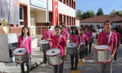 Amasya'da köy okulu bando kurdu