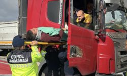 Anadolu Otoyolu'nun Bolu kesiminde bariyere çarpan tırın sürücüsü yaralandı