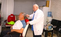 Babasından öğrendiği berberliği 62 yıldır aynı heyecanla sürdürüyor