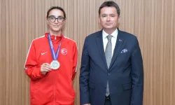 Başkan Erkan Aydın Bursa'nın gururu şampiyon sporcuyu ağırladı