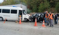 Bolu'da minibüsle çarpışan otomobildeki 1 kişi yaralandı