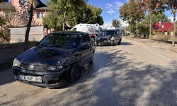 Bolu'da otomobille çarpışan hafif ticari araçtaki 5 kişi yaralandı