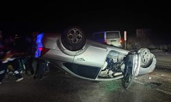 Boyabat'ta devrilen otomobildeki 2 kişi yaralandı