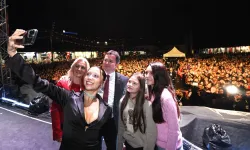 Bursa Osmangazi'de Cumhuriyet coşkusu zirvede... Zeynep Bastık şarkılarıyla ısıttı