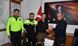 Cezadan sonra kask kullanmaya başlayan kurye, kaza geçirince polise teşekkür etti