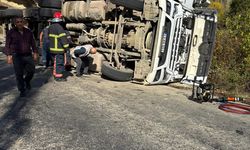 Çorum'da devrilen kamyonun sürücüsü yaralandı
