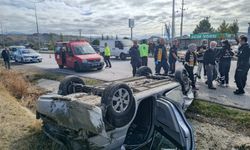Çorum'da devrilen otomobildeki 2 kişi yaralandı
