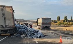 Çorum'da tekstil yüklü kamyon devrildi