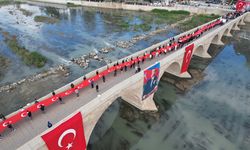 Çorum'da vatandaşlar 102 metrelik Türk bayrağı ile yürüdü