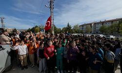 Dünya şampiyonu güreşçiler, Gümüşhacıköy'de coşkuyla karşılandı