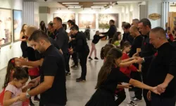 Eskişehir'de ilk dans! Kız çocukları babalarıyla dans etti