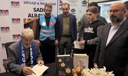 Gazeteci-yazar Sadık Albayrak Rize'deki imza gününde okurlarıyla buluştu