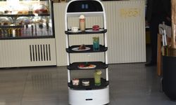 Gümüşhane'de 'Garson Abla' adı verilen robot kafedeki müşterilerin dikkatini çekiyor