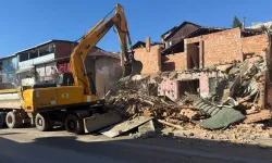 İzmit Belediyesinden kaçak yapı yıkımı