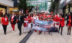 İzmit'te Cumhuriyet Korteji çocukların adımlarıyla renklendi