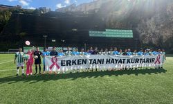 Kanseri yenen kadın için amatör lig maçı öncesinde gökyüzüne balonlar bırakıldı