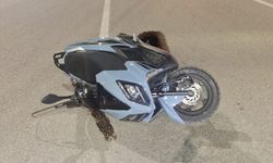 Karabük'te otomobilin kırmızı ışıkta bekleyen motosikletliye çarpması kamerada