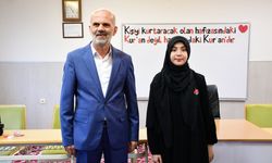 Ladik Belediye Başkanı Topal, Türkiye birincisi Hafize İlbay'a altın taktı