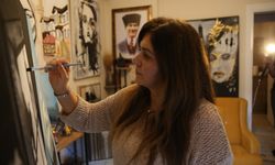 Resim yapmaya 42 yaşından sonra başlayan ressam, tuvaline 'güçlü kadınları' yansıttı
