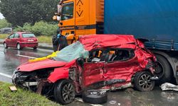 Rize'de karşı yöne geçen otomobilin tırla çarpışması sonucu 3 kişi öldü