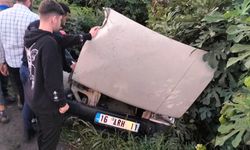 Samsun'da ağaçlık alana düşen otomobildeki 2 kişi yaralandı