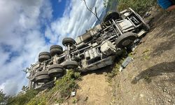 Samsun'da şarampole devrilen kamyonun sürücüsü öldü