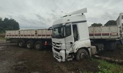 Samsun'da tır kayganlaşan yolda kontrolden çıktı